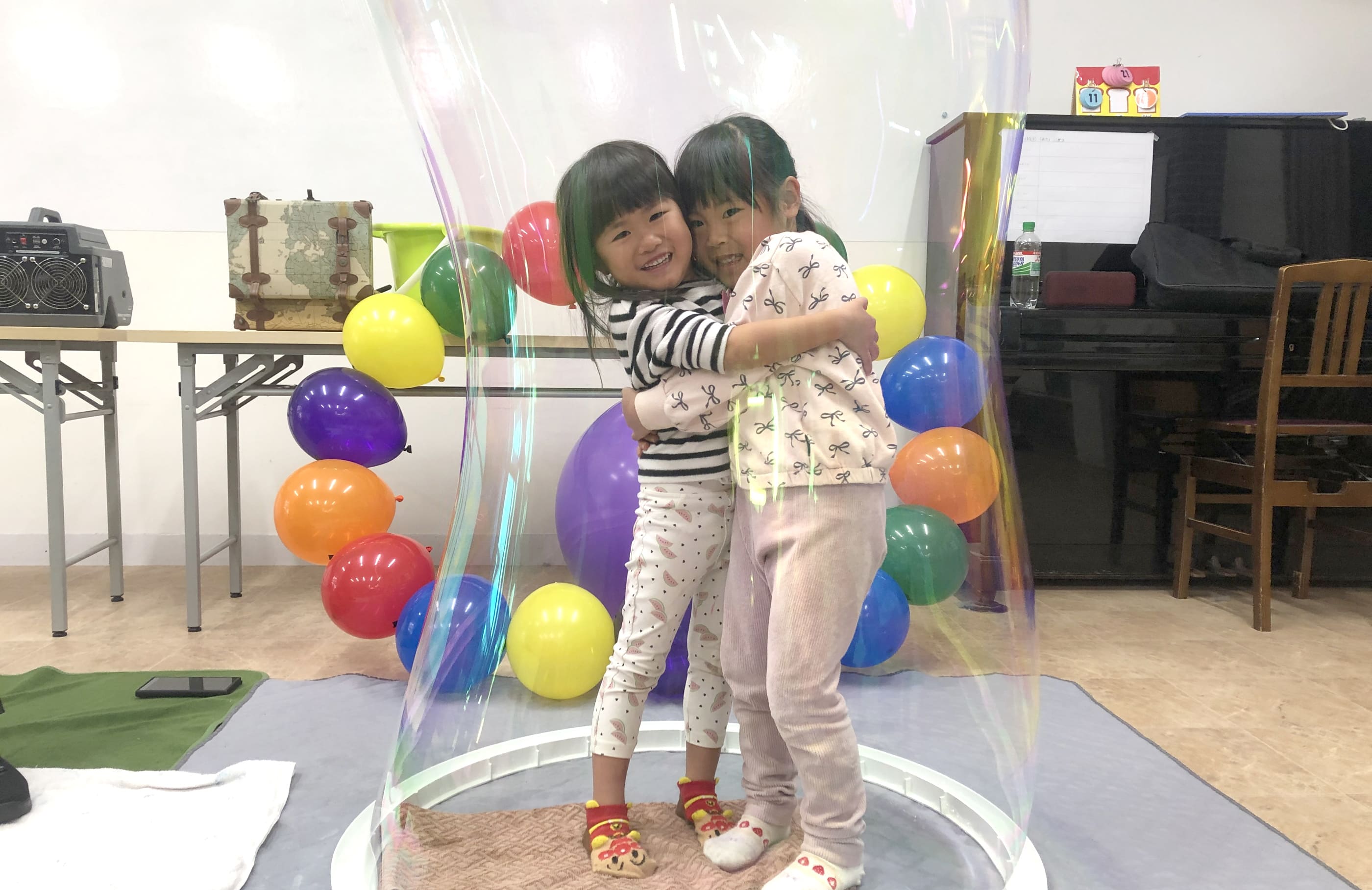 シャボン玉のなかにいる子どもたち