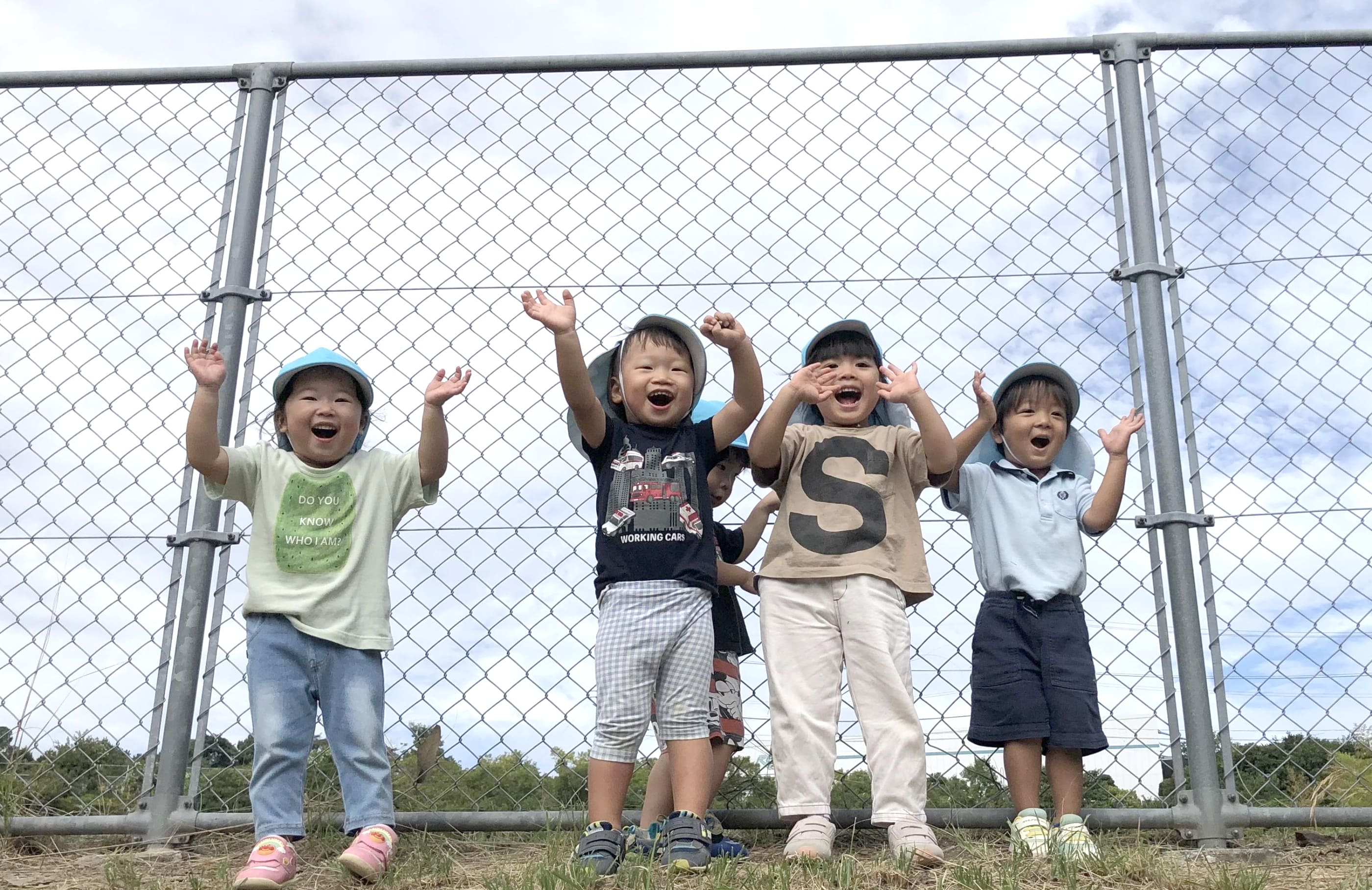 外で叫んでいる子どもたち