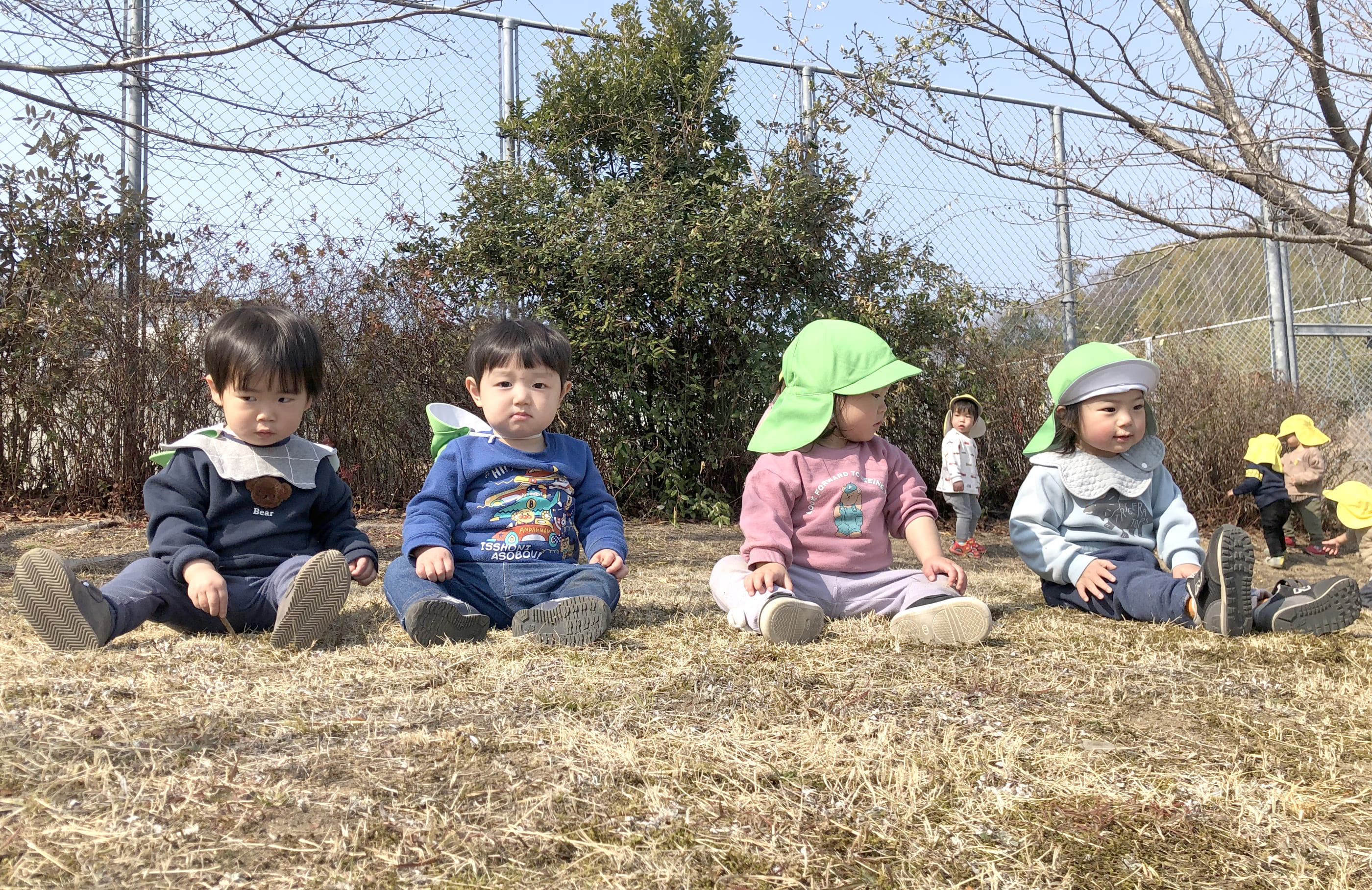 日向ぼっこをする子どもたち