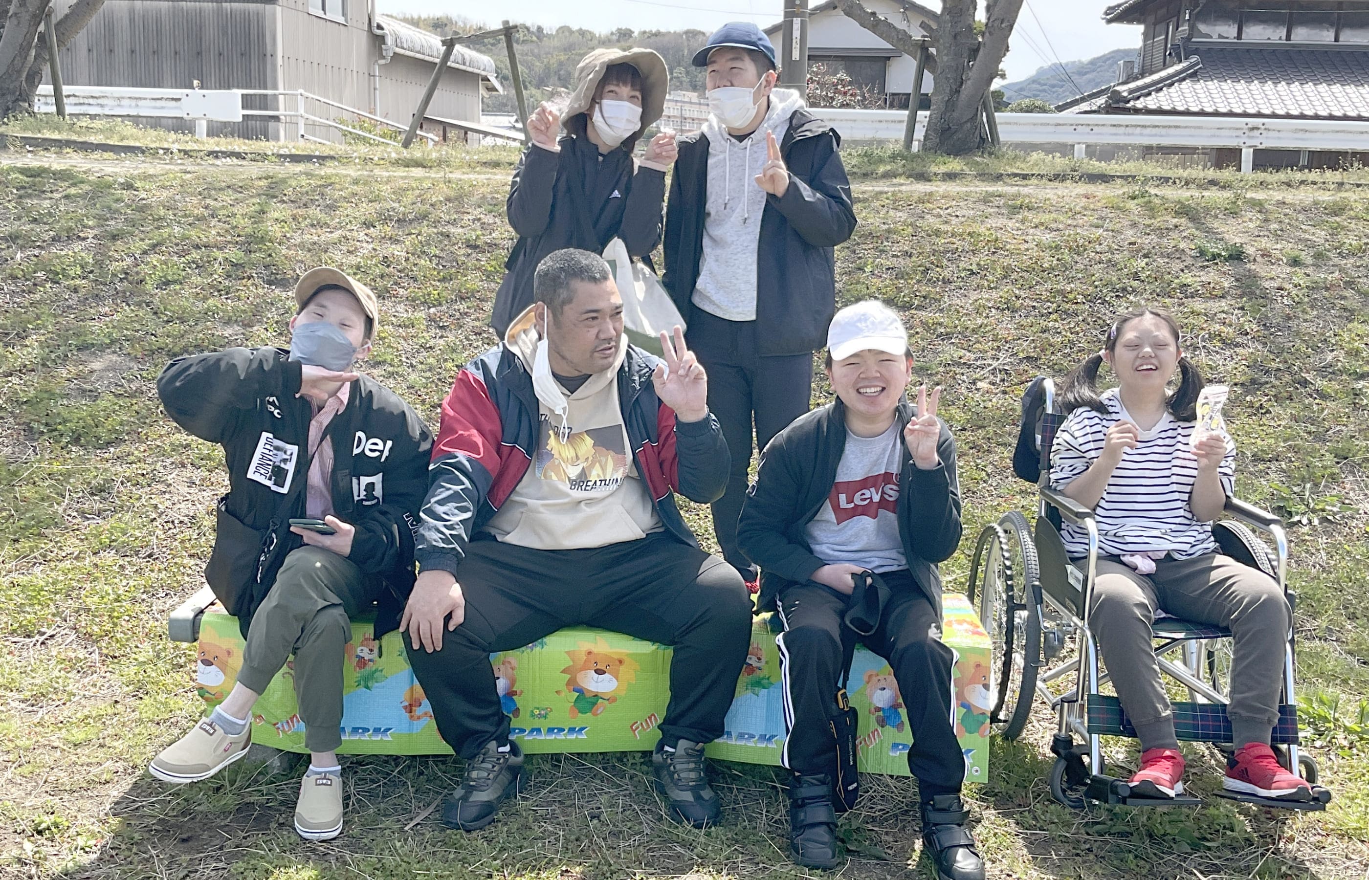 川辺でピースしている写真