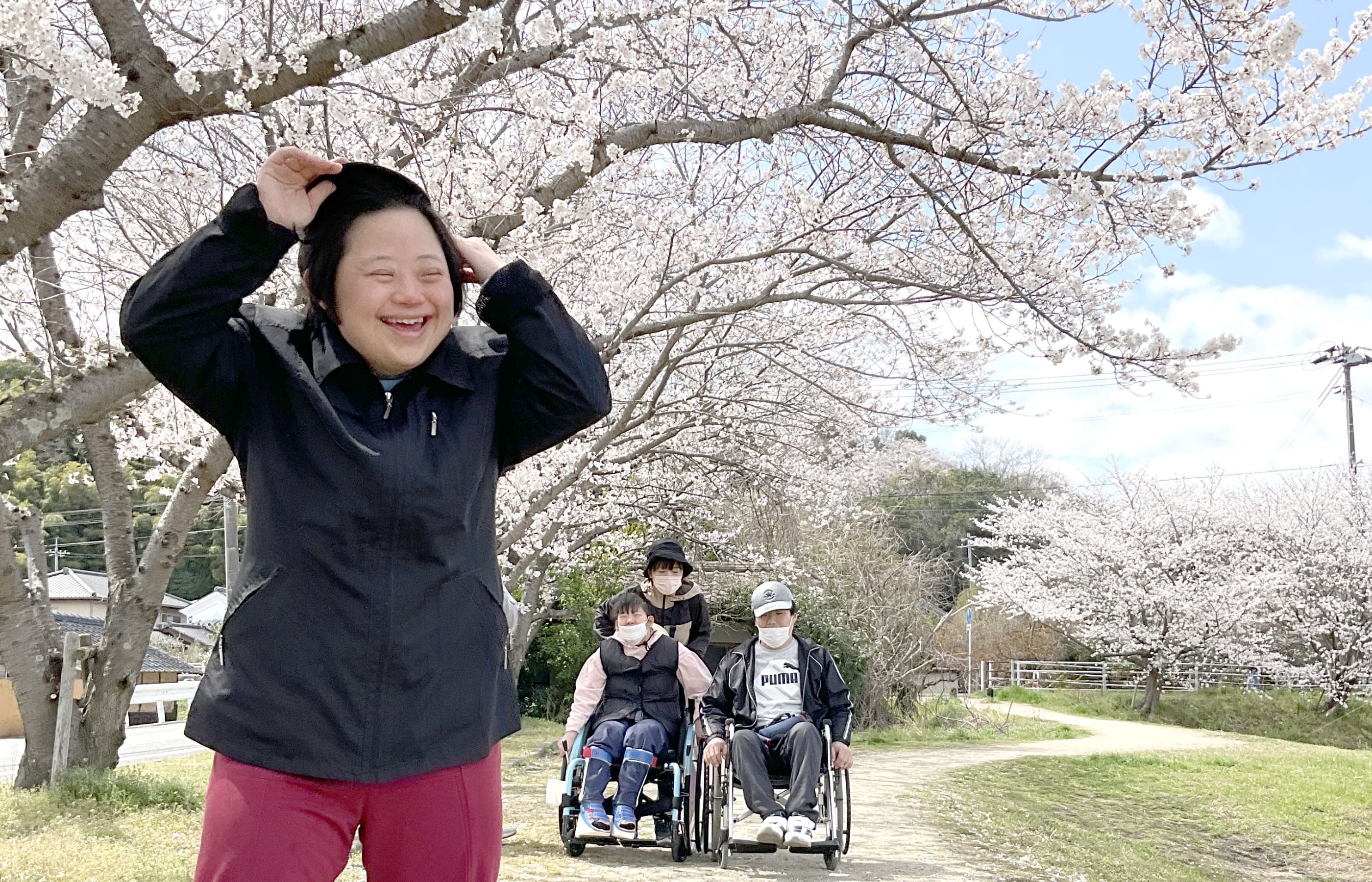 川沿いの桜並木を歩いている様子