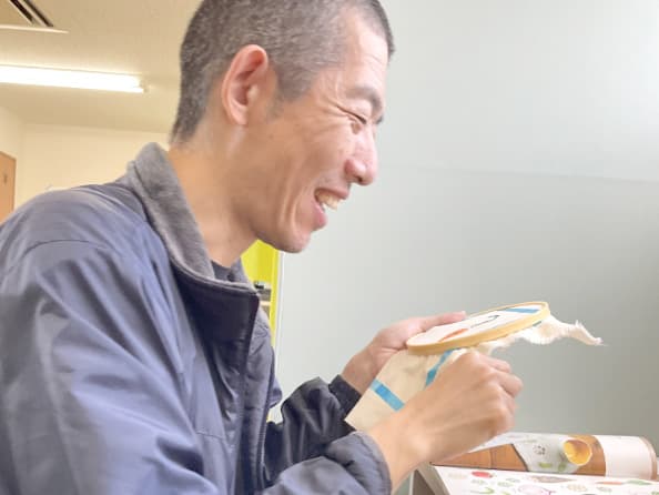 手工芸品の製作風景