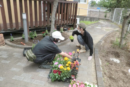 お花の植え付けをしている写真
