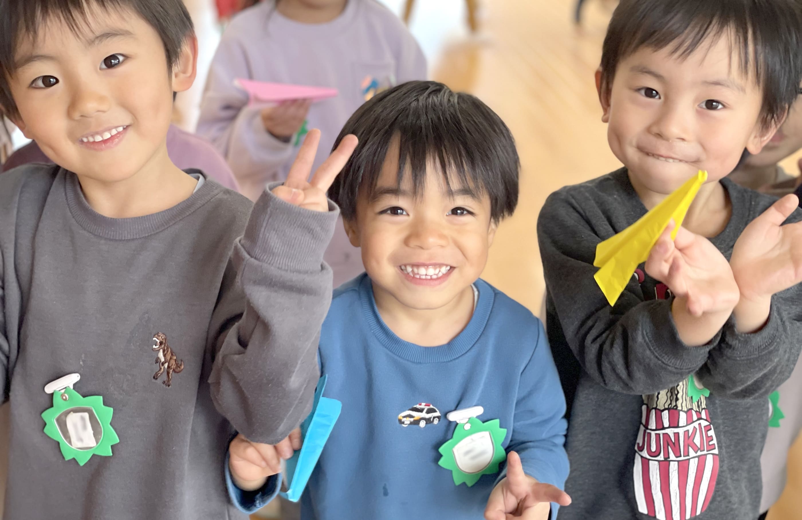 ジャングルジムでピースしている子どもたち