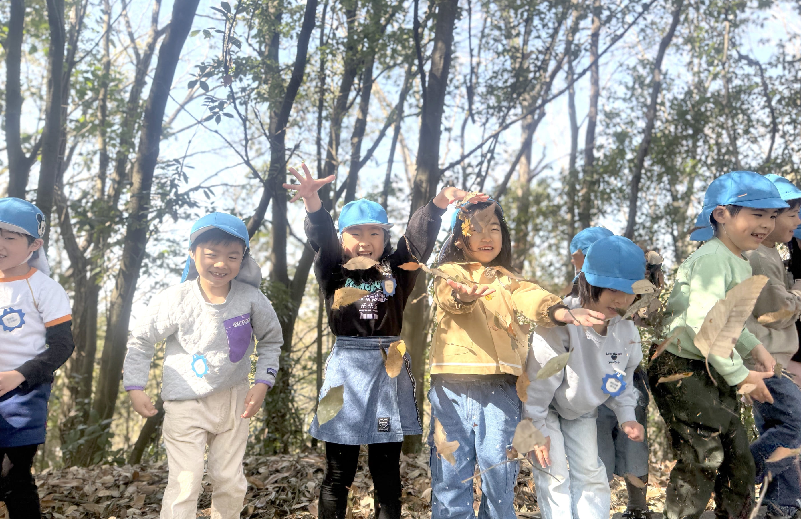 落ち葉を降らせている子どもたち