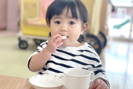 おやつを食べる園児の写真