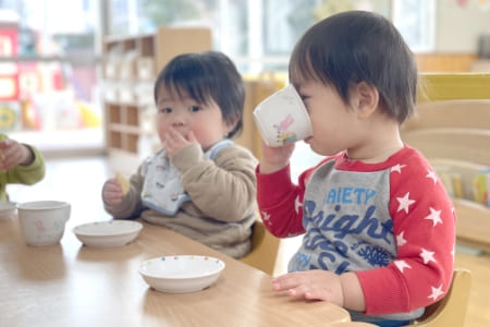 おやつを食べる園児の写真