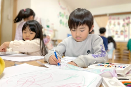 絵を描く園児の写真