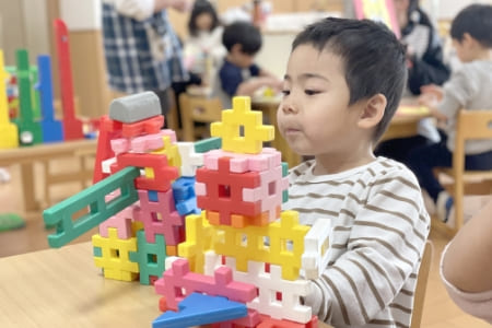 ブロックで遊ぶ園児の写真