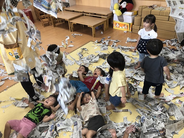 新聞紙で遊んだよ【2歳児】 ｜ ブログ ｜ わかみや保育園 ｜ 社会福祉